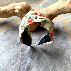 New🌟Anthropologie-Floral Headband with Black Lining